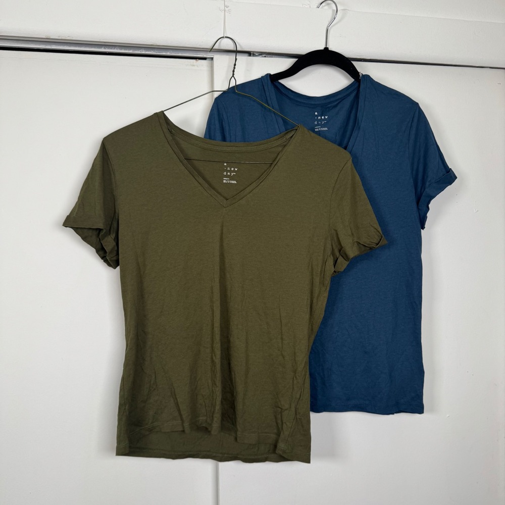 A New Day Womens V-Neck Short Sleeve T-Shirt Bundle Blue Olive Green Small NWT